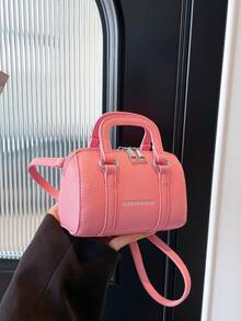 这款全新迷你圆筒手套斜挎包造型精美，复古时尚，休闲简约又不失优雅。它采用拉链设计和可调节肩带，非常适合青少年、购物和旅行使用。这款包包容量充足，可轻松收纳日常必需品，是一款百搭时尚单品。它风格百搭，适合各种场合。 - 簡約圓筒手提包 - 查看 13