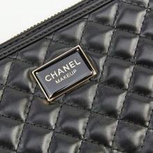 CHANEL Organizador de cuero acolchado negro para artículos de maquillaje esenciales - Negro - Ver 2