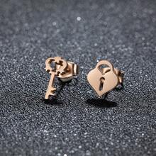 1 paire de boucles d'oreilles à clé asymétrique à la mode, en acier inoxydable doré, accessoire élégant pour tous les jours, convient pour les fêtes et les cadeaux - GED526 - Voir 4