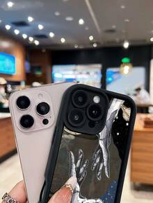 Manos unidas entre la luna y las estrellas cósmicas. Esta elegante funda es compatible con los modelos  16, 15, 14 Pro Max, 13, 12, 11, XR y XS Plus. Fabricada en silicona TPU, ofrece protección contra golpes y caídas, además de una sensación superior. Es un regalo ideal para familiares, amigos y seres queridos, y una opción perfecta para Navidad. - Negro - Ver 4