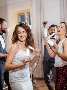 12/24支高品质6英寸荧光棒，带挂钩，适合用作夜灯。可持续照明9至12小时。非常适合户外露营、派对照明、派对礼物、生日礼物、礼品推荐。 - 白色 - 查看 2