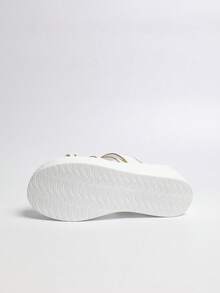 Mẫu sandal đế xuồng dày dặn, tối giản màu trắng, hàng mới về mùa hè, điểm nhấn viền vàng thời trang, thoải mái khi mang đi chơi hoặc nghỉ lễ, kiểu sandal xỏ chân đa năng phù hợp với váy và quần. - trắng - Xem 9