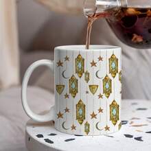 这款11盎司陶瓷马克杯/咖啡杯饰有斋月主题图案，包括新月（伊斯兰教宗教符号）、清真寺建筑、阿拉伯风格灯笼和星星图案。适合日常通勤、聚会和社交场合。盛装茶、咖啡或果汁皆宜。是节日期间送给朋友、家人或任何人的贴心礼物。 - 彩色 - 查看 9