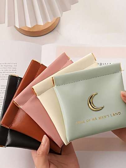 女士磁扣钱包，人造革迷你收纳包，月亮装饰，多色可选，小巧便携，时尚小巧，磁扣设计，设有卡槽和收纳空间，可存放口红、硬币、首饰、耳机、充电线等物品，可爱便携，适合日常使用、购物、旅行、聚会，是送给女性、女孩和青少年的理想礼物。
