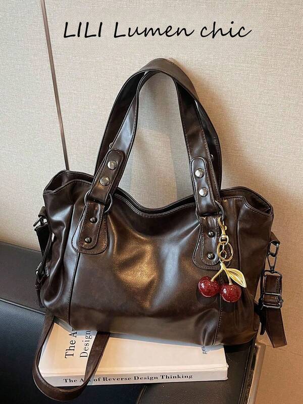 Yeni Moda Düz Renk PU Deri Kahverengi Kadın El Çantası, Geniş İç Hacim, Dışında Kırmızı Kiraz Kolye Ucuyla Süslenmiş. Şık ve Çok Yönlü Tasarım, Pürüzsüz Metal Fermuar, Çift Üst Sap, Omuz Çantası, Elde veya Çapraz Askılı Olarak Kullanılabilir.