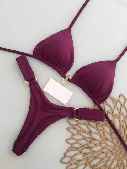 纯色比基尼套装，适合海滩度假