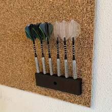 1个壁挂式飞镖展示架，带6个飞镖槽，节省空间设计，适用于客厅、卧室、书房、酒吧等场所，是存放飞镖靶、打造家庭休闲区和展示娱乐用品的理想之选。壁挂式飞镖展示架（不含螺丝），是送给飞镖爱好者、生日和各种节日的完美礼物。 - 彩色 - 查看 4