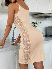 Đầm quây gợi cảm phối ren bên hông với lớp lót ôm sát dài đến đầu gối, thích hợp mặc hàng ngày cho nữ (tạo dáng nhẹ). - Màu be - Xem 1