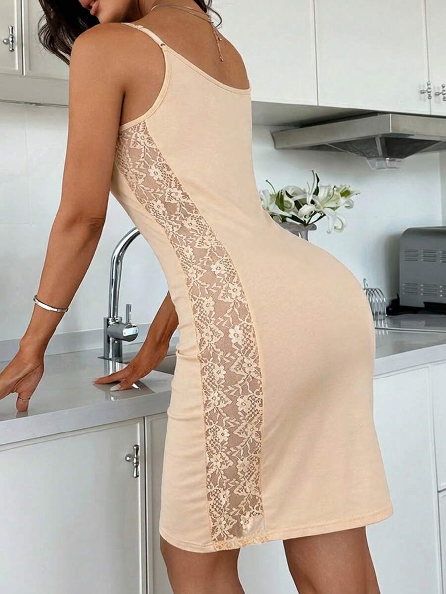 Đầm quây gợi cảm phối ren bên hông với lớp lót ôm sát dài đến đầu gối, thích hợp mặc hàng ngày cho nữ (tạo dáng nhẹ). - Màu be - Xem 1