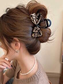 1 Piece Of Women's New Fashionable Autumn And Winter Leopard Print Bow Clip, Back Of The Head Disc-Shaped Hair, Hair Claw Clip Clip, Versatile Hair Accessories, Headwear, Hair Accessories