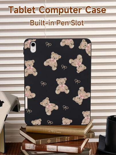 这款熊与蝴蝶结图案的保护套内置笔槽，适用于 iPad 第十代、iPad Air 4/5（10.9 英寸）、Kindle（第十一代，2022 年发布）、Kindle（第十一代至 2024 年发布）（6 英寸）。保护套四角采用减震设计，单手即可轻松握持。