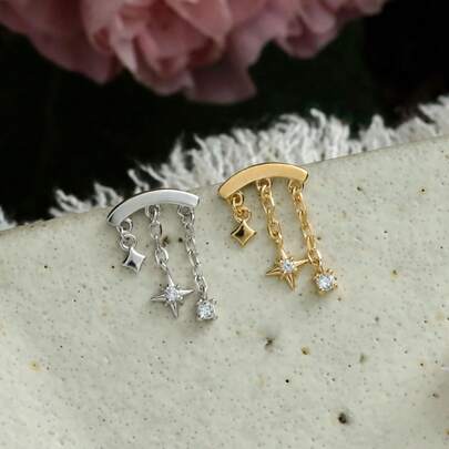 1件精致优雅的星形立方氧化锆流苏耳骨耳环，适合女性在约会、派对、音乐节和日常佩戴，是情人节、母亲节的理想礼物，也可作为日常佩戴的珠宝。高品质，百搭。