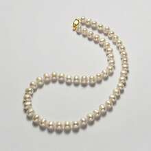 DARA 8-9毫米极光淡水养殖珍珠项链，散发高端冷光，瞬间提升您的气质；配有精美礼盒，传递您的爱意。拆开包装，为您的爱人、姐妹和母亲带来温馨与仪式感。