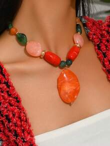 1件高端优雅性感波西米亚风玉色树脂块金块不对称CCB串珠项链，女士款；仿琥珀纹理珠子搭配深绿色珠子；深红色花朵珠子搭配金色花朵吊坠；多色裂纹珠子搭配豹纹椭圆形大吊坠；新款螺旋树脂搭配不对称蓝橙色树脂块串珠项链；多种款式可选；最佳节日礼物，适合派对、婚礼、珠宝佩戴；手工制作，长度可定制。 - 彩色 - 查看 2