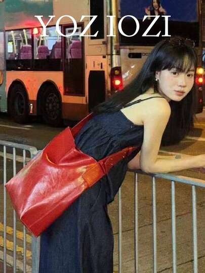 复古高端红色水桶包，休闲超大号手提包，设计独特，适合外出和通勤。