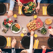 50/24个7英寸/9英寸一次性纸盘，防漏加厚，3秒即可清理，适用于派对/露营/家庭使用，适合生日、毕业典礼、圣诞节、感恩节、万圣节和其他庆祝活动。 - 黑色 - 查看 9