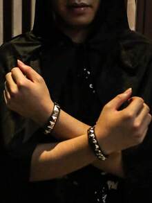 朋克风铆钉皮手链，男女通用，朋克摇滚铆钉手链套装，铆钉皮手链，80年代复古腕带，Emo风格手链，可调节朋克配饰，铆钉皮手链，适合日常佩戴和作为礼物，也适合派对、万圣节等场合。