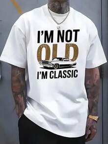 Camiseta clásica "No soy viejo, soy clásico" - Camiseta gráfica elegante para amantes de los coches antiguos, diseño de texto en negrita en negro y dorado, ideal para salidas casuales o uso diario - Regalo perfecto para cumpleaños o aniversarios - Blanco - Ver 2