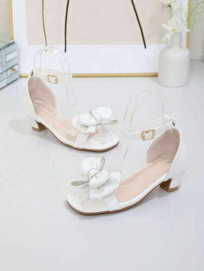 这款儿童白色缎面蝴蝶结水钻高跟凉鞋适合与玩伴约会、日常外出和户外聚会、季节性生活、休闲穿着以及轻微正式场合。