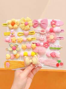 20个/套柔软毛绒针织发夹套装，采用毛绒、针织、蕾丝等材质，并饰有小熊、花朵等可爱元素——适合女孩和女士，可轻松打造慵懒马尾、俏皮半扎发或优雅发髻，是冬季的理想之选，也是馈赠佳品和发饰。