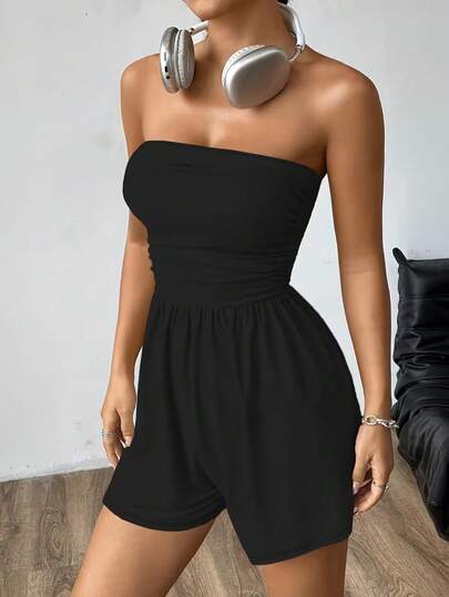 Bộ jumpsuit quây màu trơn, hở lưng, xếp ly, viền bèo nhún, gợi cảm, màu đen.