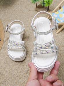Giày sandal cao gót hở mũi đế dày đính đá hình trăng khuyết dành cho bé gái, màu sắc và vị trí họa tiết trăng khuyết được phân bố ngẫu nhiên. - Màu be - Xem 2