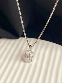 这款时尚百搭的方形字母吊坠项链镶嵌立方氧化锆，搭配不锈钢链，适合儿童、男孩、女孩、女朋友、朋友、家人、姐妹，也适合街头派对、宴会、节日、周年纪念日、情人节、母亲节、返校季、毕业典礼、生日等各种场合佩戴，是日常佩戴的精美珠宝礼物。 - 銀色 - 查看 2