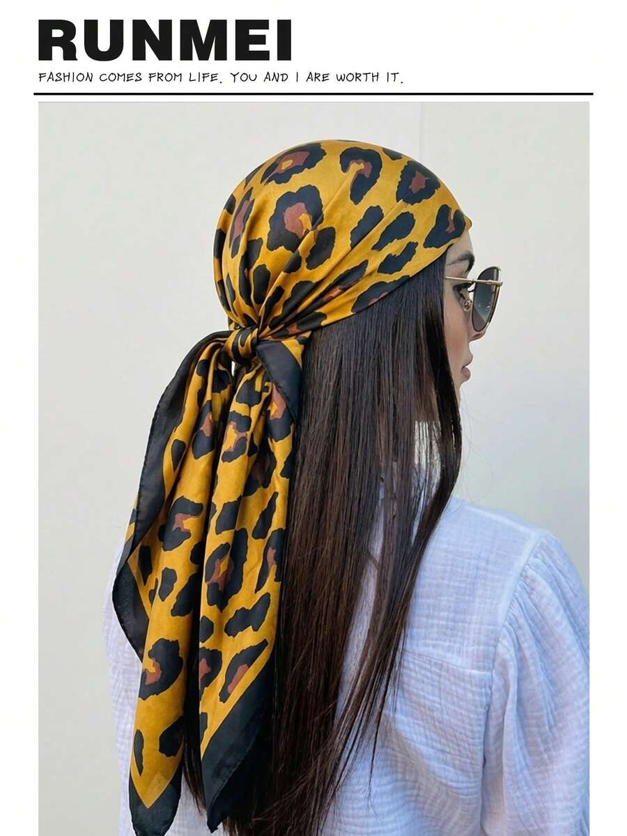 1条粉色极简印花缎面围巾，春季新款时尚配饰围巾，可用作腰带、包包装饰、丝带、头带或围巾，是提升整体造型的理想选择。