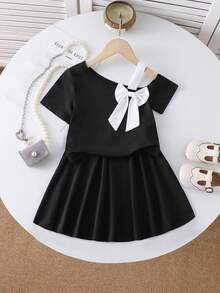 Bộ đồ hai mảnh màu đen trắng dễ thương cho bé gái, áo trễ vai thiết kế bất đối xứng kết hợp với chân váy xếp ly, thích hợp mặc thường ngày mùa hè. - màu đen - Xem 2