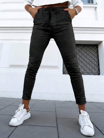 Damen Elastische Jeans mit Destroyed-Optik und Taschen, Lässig Hosen für den Herbst, verschiedene Farben, Taschen, dehnbar & bequem. Weitere Stile umfassen Mom Jeans, Girlfriend Jeans, Damen Jeans, Jeans mit Herz-Schnalle, Kordelzug, Elastik, Patches, Elastischer Bund, Denim, Vintage Jeans, Boyfriend Jeans mit Taschen und Herbst Stretch Denim Hosen.