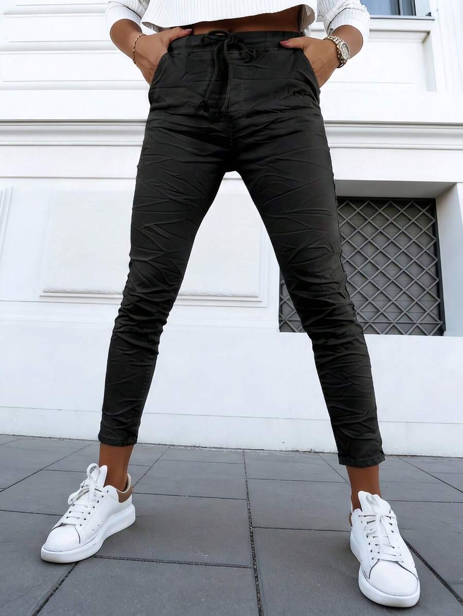 女士弹力破洞口袋抽绳牛仔裤,秋季休闲裤,多种颜色可选,带口袋,弹力舒适。其他款式包括:妈妈牛仔裤、男友牛仔裤、女士牛仔裤、心形扣牛仔裤、抽绳牛仔裤、弹力牛仔裤、补丁牛仔裤、弹力腰牛仔裤、牛仔牛仔裤、复古牛仔裤、带口袋的男友牛仔裤以及秋季弹力牛仔裤。 - 黑色 - 查看 1