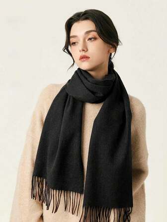 1条双面纯色抓绒涤纶休闲围巾，经典人字纹图案，带流苏，男女通用，保暖防风，适合秋冬季节。