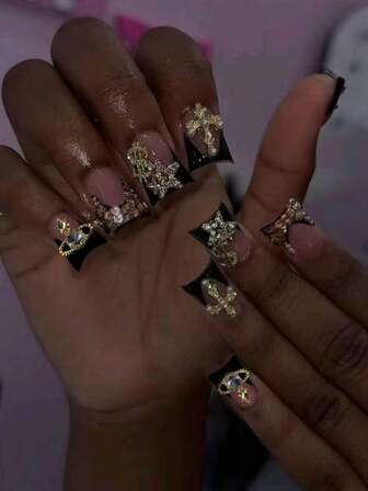 24 Stücke Y2K lange Sarg-Nagel-Aufkleber, um Ihren Look aufzuwerten! Diese 3D-Perlen-Kreuz-, Stern- und Strass-French-Maniküre-Nagel-Aufkleber haben ein Aufklebe-Design, einen langanhaltenden Sitz und eine perfekte Nagelabdeckung. Das Set beinhaltet: 1 Stück Gelee-Gel und 1 Stück Nagelfeile. Die Sarg-Nagel-Aufkleber sind für Frauen und Mädchen geeignet, um sie für den täglichen Gebrauch, Feiertage und Partys selbst zu gestalten.