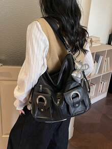 这款时尚简约的大容量女士通勤单肩包采用PU材质，饰有银色蝴蝶吊坠，配以镂空铆钉拉链，并配有肩带和提手。适合旅行、通勤和学生使用，既可作为旅行背包，也可作为休闲背包。 - 黑色 - 查看 6