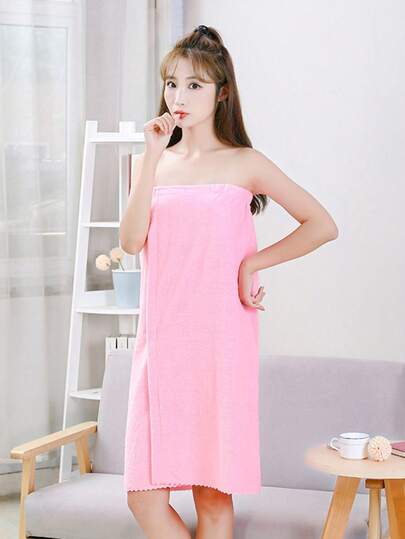 Bu ultra yumuşak, ayarlanabilir kadın bornozu, duştan sonra hızlı kurumayı ve sıcaklığı korumaya yardımcı olan, spa benzeri bir deneyim sunan entegre havlu eteğine sahiptir. Hafif ve taşınabilir olması, sıyrılmayı önler. Ayarlanabilir özelliklere sahip bol kesim tasarımı, çeşitli vücut tiplerine ve stillere uygundur.