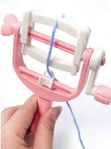 手动曲柄绕线器 | 适用于纱线、绳索、细线、丝带、头发及其他重型工艺工具 - 配有夹紧装置、速度控制和稳定底座 - 非常适合手工制作、钩织娃娃、绒球、流苏等 - 粉色和白色 - 操作简便 - 彩色 - 查看 3