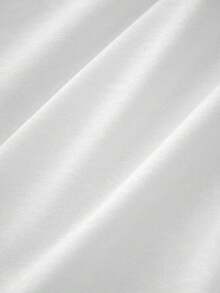 Manos entrelazadas formando un corazón acompañadas de la palabra LOVE en rojo que simboliza conexión sincera entre dos almas y promesa de amor duradero camiseta de hombre pareja 100% algodón 220g cómoda y perfecta para regalo romántico - Blanco - Ver 4