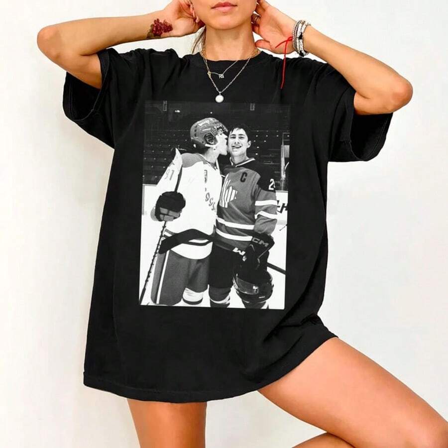 Hollanov Shirt, Hudson Williams Connor Storrie Shirt, Heated Rivalry Inspired T-Shirt - 黑色 - 查看 1