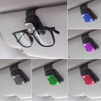 2026 Nouveau clip à lunettes de soleil pour pare-soleil de voiture étincelant - Support à lunettes de voiture en cristal exquis avec sac de rangement parfait pour cartes, conçu pour les femmes et les filles ! Cet accessoire de voiture brillant convient à tous les modèles de véhicules. La décoration unique en diamant ajoute une touche de luxe à l'intérieur de votre voiture, alliant parfaitement praticité et mode.