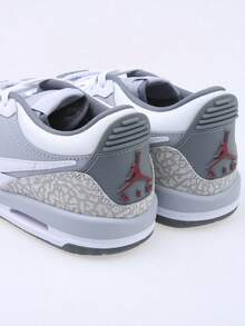 Nike Youth Unisex Low-Top Cushioned Casual Basketball Sneakers - White/Gray - View 7