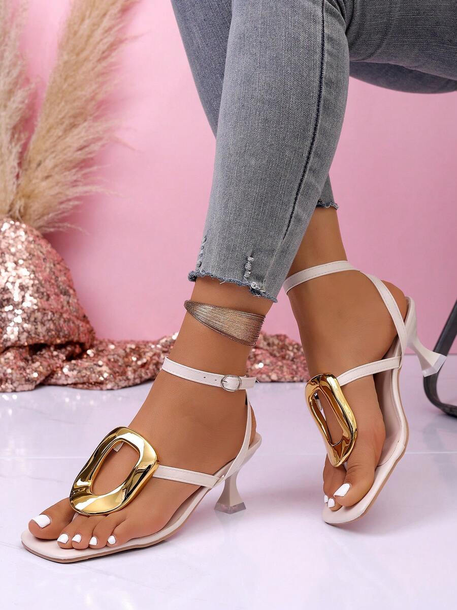 Sandálias de Salto Alto Estilo Francês para Mulheres, Sandálias Planas Elegantes e da Moda com Fivela de Metal para Vestidos, Roupas de Praia - Bege - Visão 1