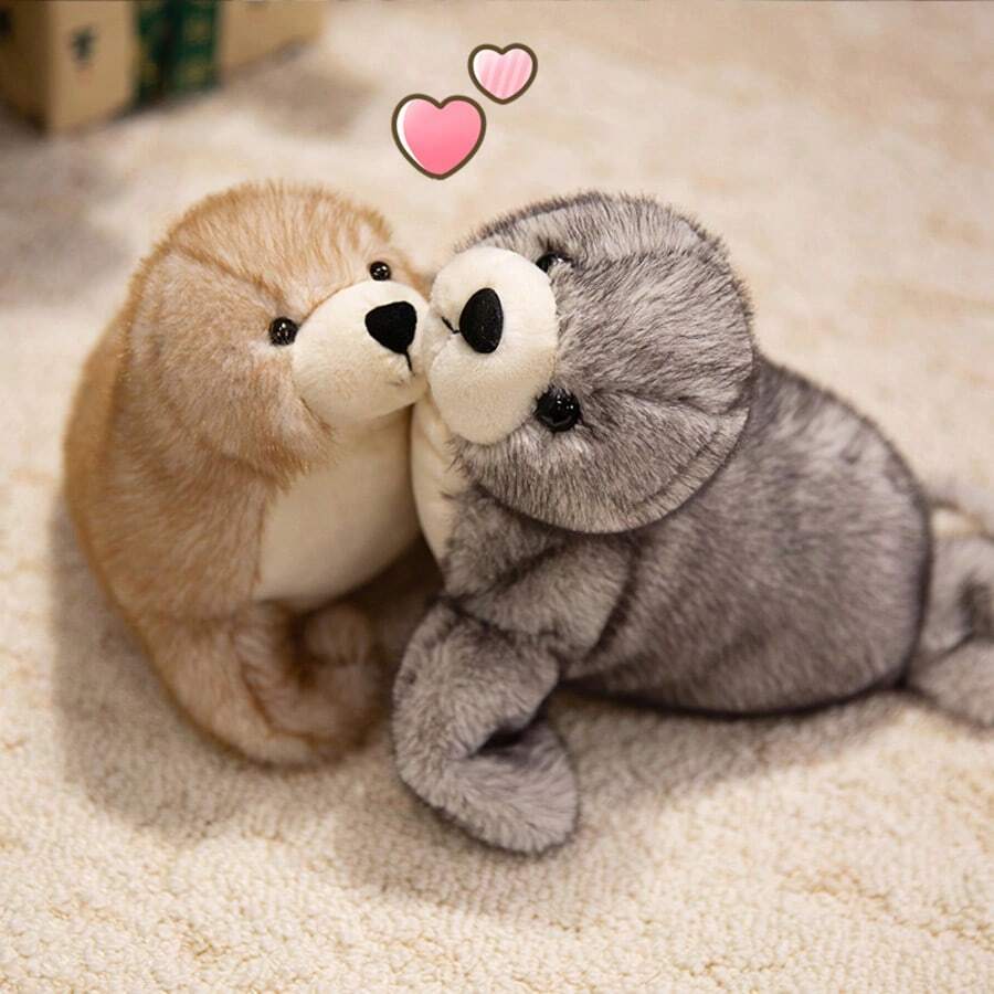 1个可爱毛绒海豹玩偶，柔软舒适，可作抱枕装饰，适用于房间、沙发、儿童房，也适合作为生日、情人节、母亲节礼物。
