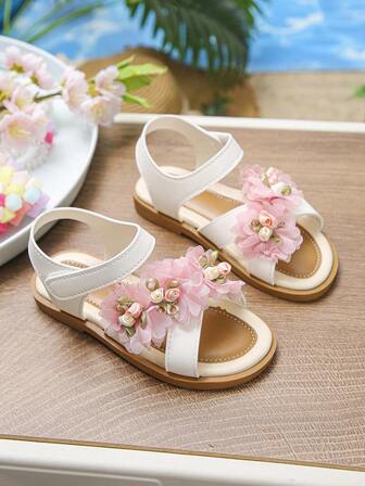 2026 Spring/Summer New Girls' White Flower Flat Sandals, Princess Style 3D Yarn Flower Peep Toe Shoes, Soft Bottom Comfortable Children's Roman Shoes, Versatile Performance Shoes