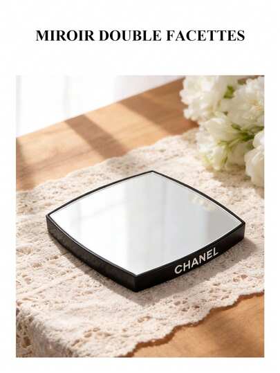 CHANEL 高端黑色双面便携式化妆镜。包含一面普通镜和一面放大镜。附赠奢华天鹅绒收纳袋。便携式补妆镜。适合日常使用或作为生日礼物。