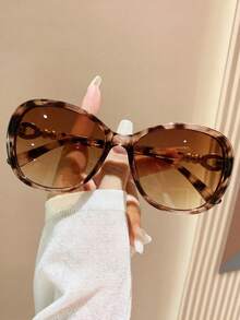 一副男女通用经典豹纹棕色复古时尚太阳镜，适合运动、旅行、音乐节、运动风、驾驶、度假装扮、海滩、郊游、夏季配饰、度假、家庭旅行、高尔夫、徒步旅行、优雅装扮、街头风配饰、派对、户外活动、街头风、钓鱼、假期等场合。 - 白豆花框雙茶片 - 查看 2