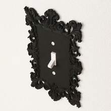 1 khung trang trí công tắc điện kiểu Gothic cổ điển, chạm khắc hoa văn màu đen, thích hợp để trang trí công tắc phòng khách, phòng ngủ. Sản phẩm kèm theo ốc vít, không cần nguồn điện. - màu đen - Xem 4