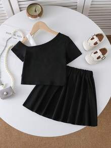 Bộ đồ hai mảnh màu đen trắng dễ thương cho bé gái, áo trễ vai thiết kế bất đối xứng kết hợp với chân váy xếp ly, thích hợp mặc thường ngày mùa hè. - màu đen - Xem 3