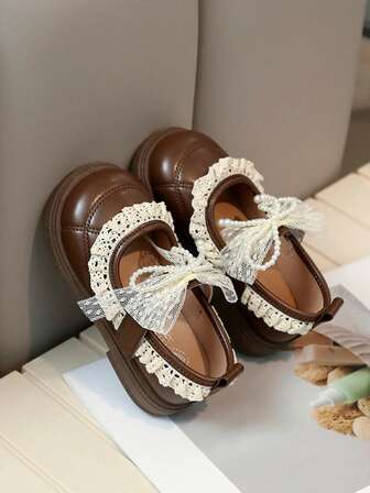 1 par brun fluga söta moderiktiga pärlspetsdetaljer konstläder + massagedyna nederdel design mjuka halkfria platta babyskor, lämpliga för vår, sommar, höst och vinter