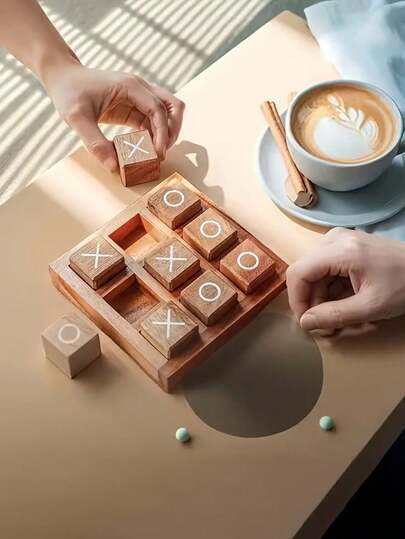 一套经典木质镶嵌XO游戏套装，包含9个木质方块和1个底座，非常适合家庭游戏之夜和家居装饰，颜色混搭，可放置于咖啡桌、客厅，亦可作为新年礼物。