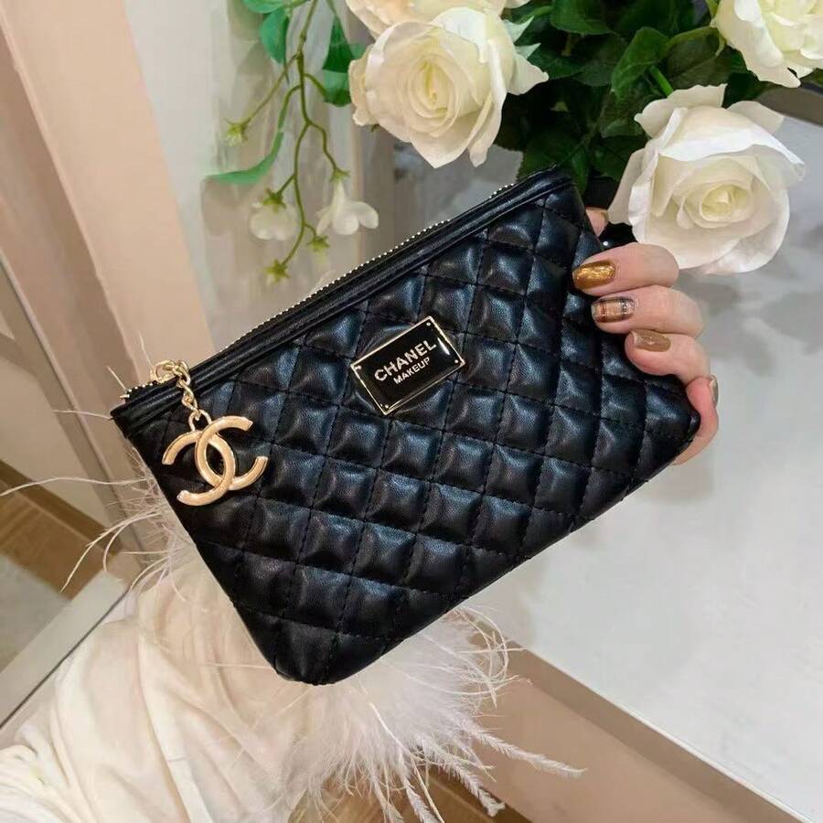 CHANEL 黑色菱形格纹不对称化妆包，配金属吊坠，多功能防水化妆品收纳袋，Y2K时尚礼物，适合送朋友、生日或日常美妆收纳。 - 黑色 - 查看 1